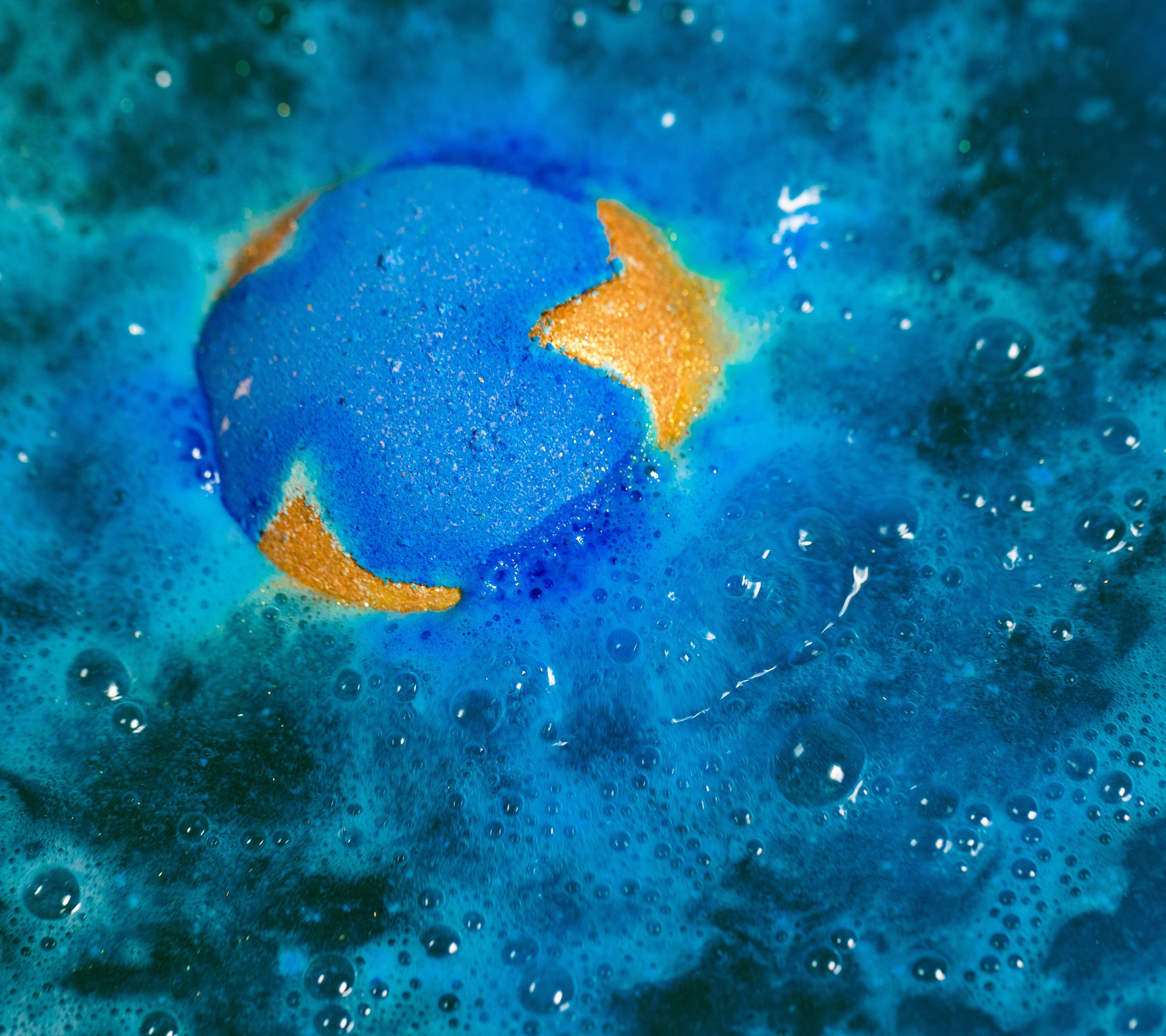 Shoot for The Stars bath bomb dissolves in the bath creating an intense, deep-blue galaxy of foamy bubbles