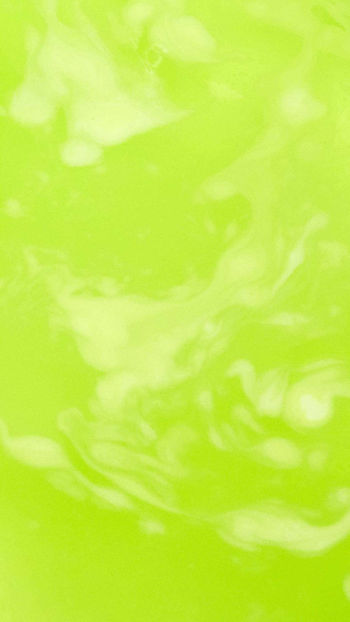 The Slammer bath bomb has completely dissolved leaving behind a vivid, lime-green sea of water. 