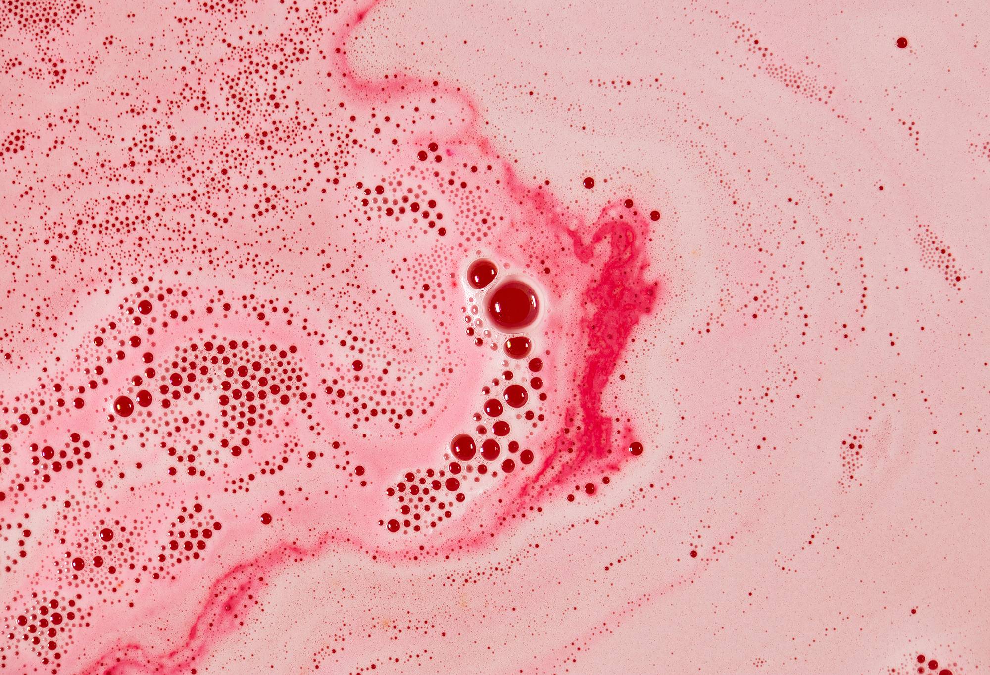 Sweet Pudding bath bomb has fully dissolved leaving behind a thick sea of velvety foam in shades of pink.